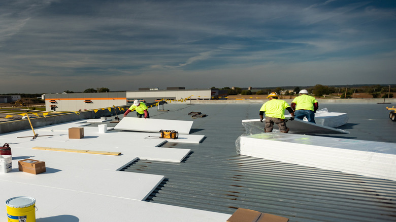 commercial-industrial-roofing-men-working (1)
